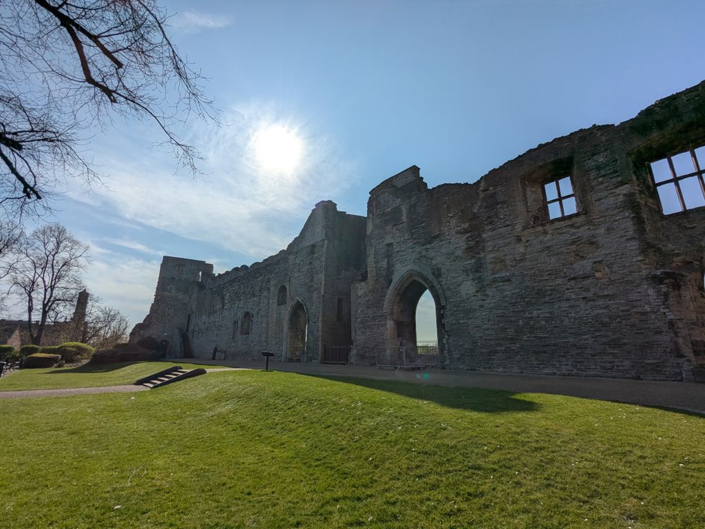 Newark Castle - Inner Courtyard